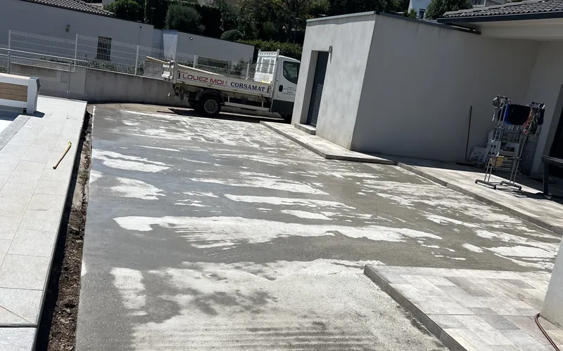 La dalle béton fraîchement coulée et tirée à la règle, villa à Borgo
