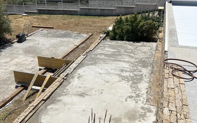 Le terrain de pétanque coffré en contrebas de la dalle, villa à Borgo