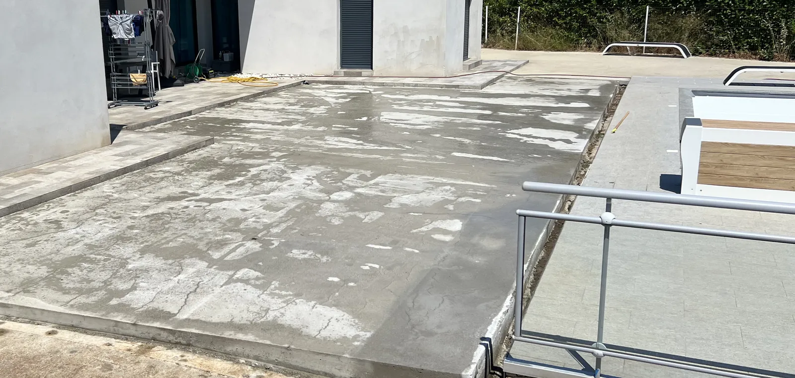 Dalle béton coulée par Eden Corse devant une villa à Borgo, Haute-Corse
