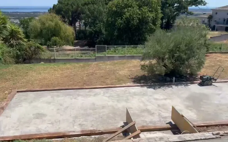 Le terrain de pétanque en cours, avec la vue sur la plaine, Borgo
