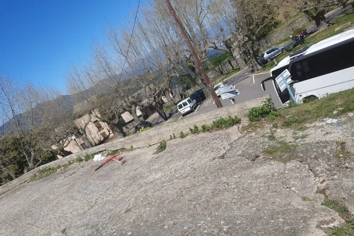 L'ancienne dalle fissurée devant la maison, avant les travaux Eden Corse à Loreto-di-Casinca