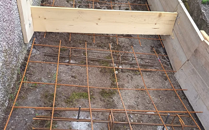 Le ferraillage de l'escalier posé dans le coffrage bois, chantier Eden Corse