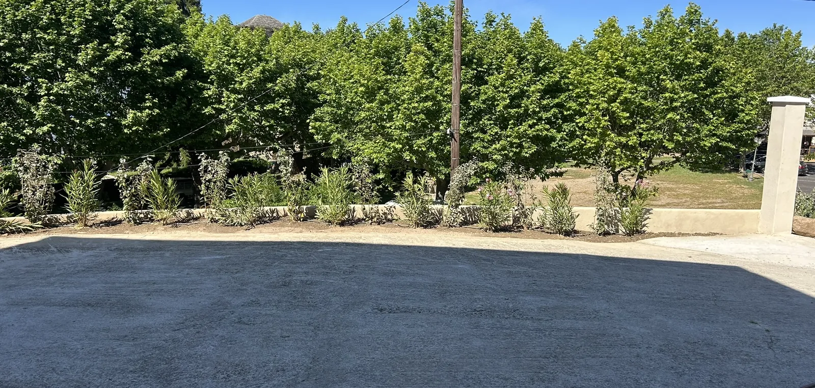 Plateforme béton, jardinière plantée et piliers de portail à Loreto-di-Casinca, chantier Eden Corse terminé