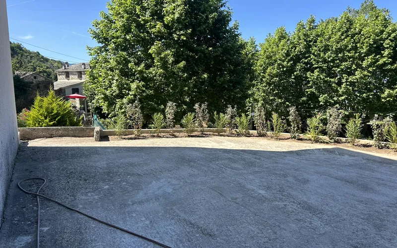 La jardinière plantée le long de la plateforme béton, Loreto-di-Casinca
