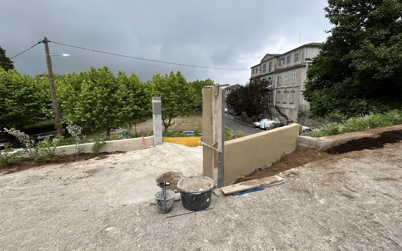 Les deux piliers montés et le muret de la jardinière enduit, Loreto-di-Casinca