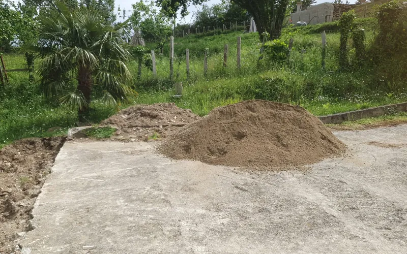 Sable de réglage livré sur l'ancienne dalle, chantier Eden Corse à Loreto-di-Casinca