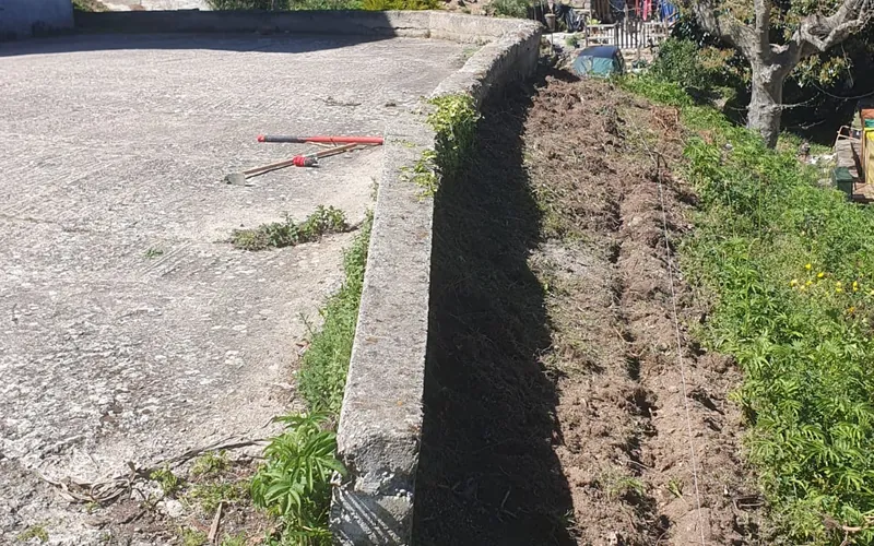 La tranchée de la jardinière creusée le long du muret en pierre, Loreto-di-Casinca