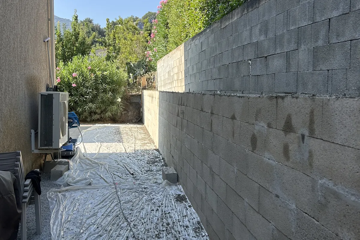 Drainage et remblai drainant posés au pied du mur de soutènement, Murato