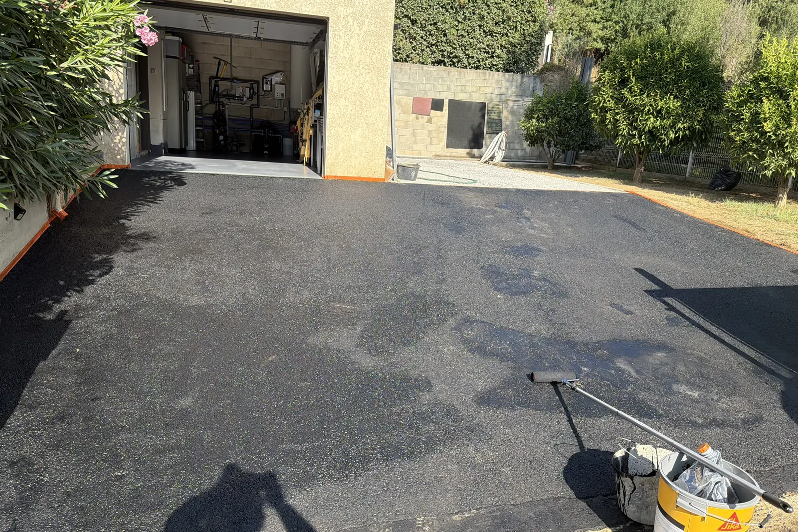 Allée en enrobé devant le garage, chantier Eden Corse terminé à Murato