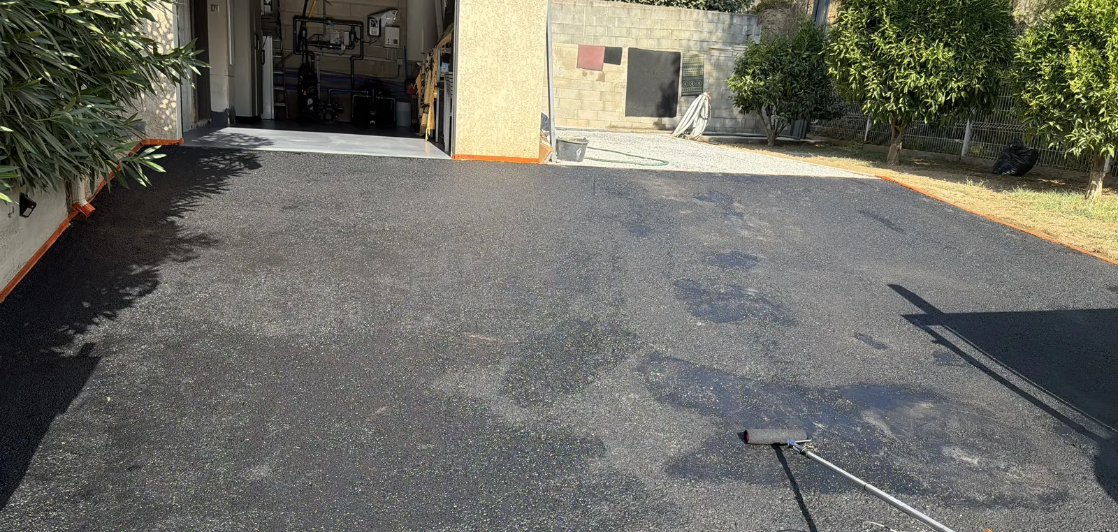 Allée en enrobé devant le garage après terrassement et nivellement, chantier Eden Corse à Murato