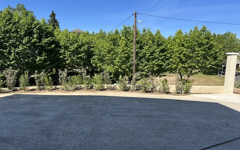 Plateforme béton, jardinière plantée et piliers de portail à Loreto-di-Casinca, chantier Eden Corse terminé
