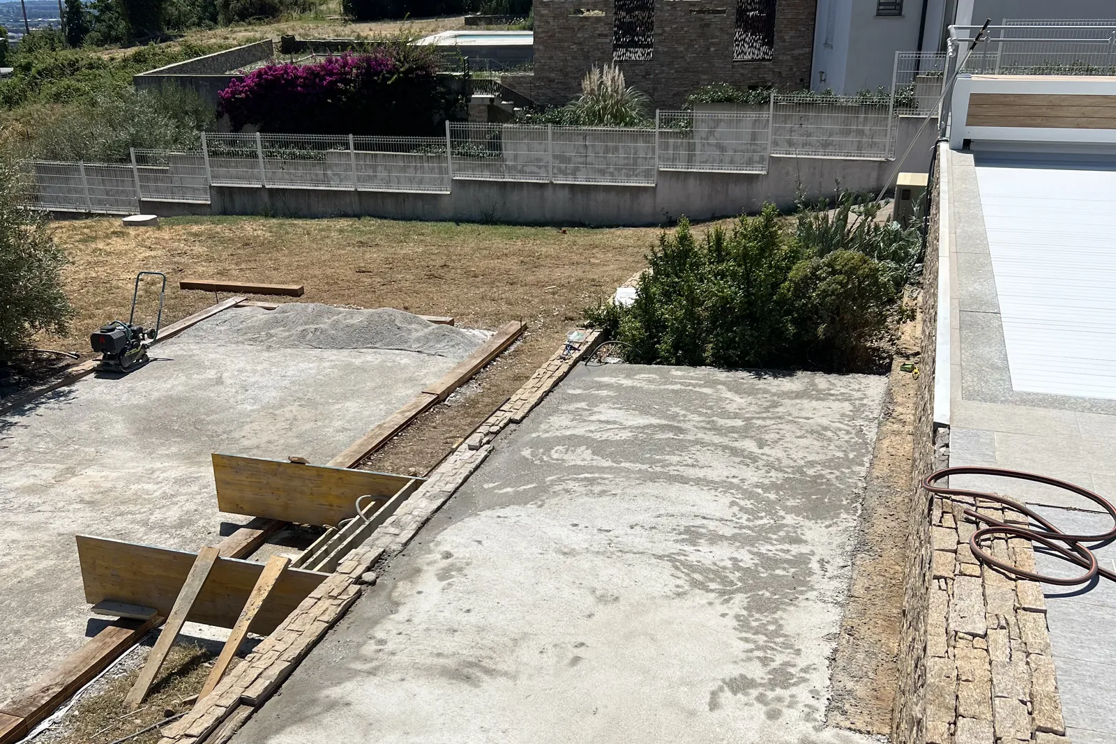Dalle béton en terrasse avec vue sur la plaine, villa à Borgo, réalisation Eden Corse