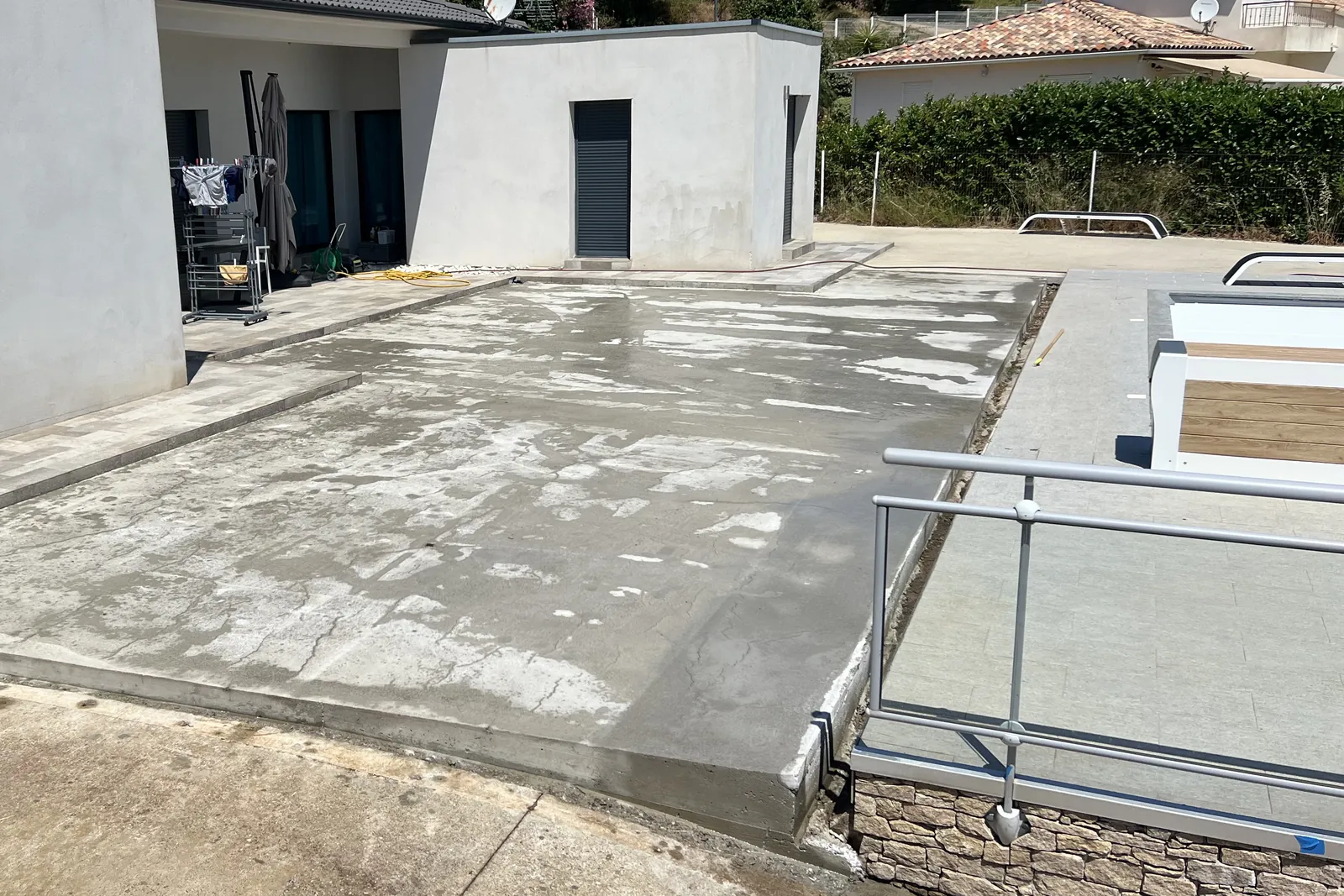 Dalle béton et garde-corps devant une villa à Borgo, réalisation Eden Corse