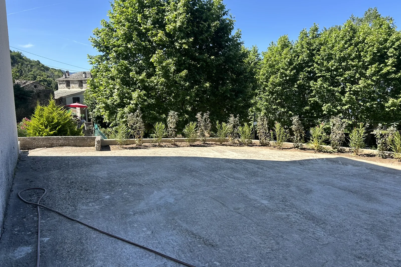Longue jardinière plantée le long d'une plateforme béton à Loreto-di-Casinca, réalisation Eden Corse