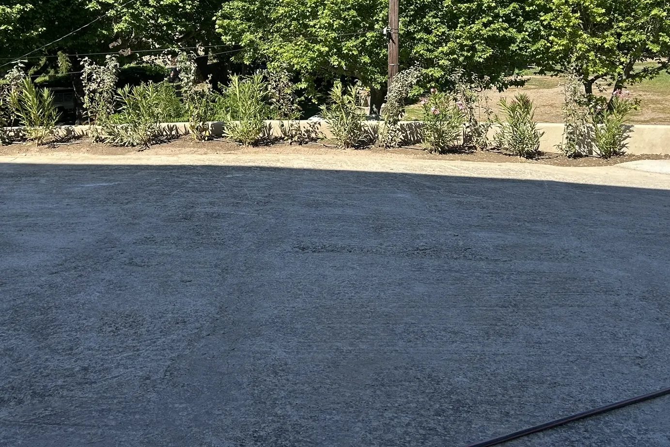 Plateforme béton, jardinière plantée et piliers de portail à Loreto-di-Casinca, réalisation Eden Corse
